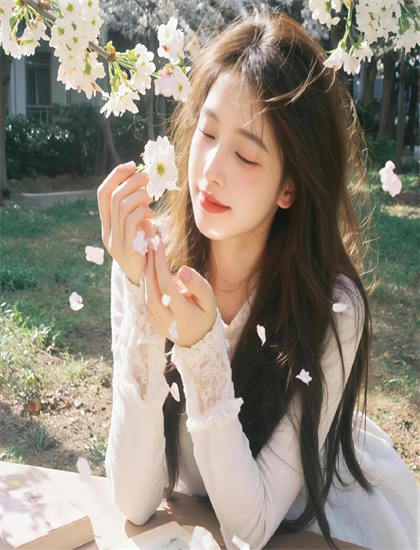 发现荆棘花开歌后归来：未被注意的细节与意义